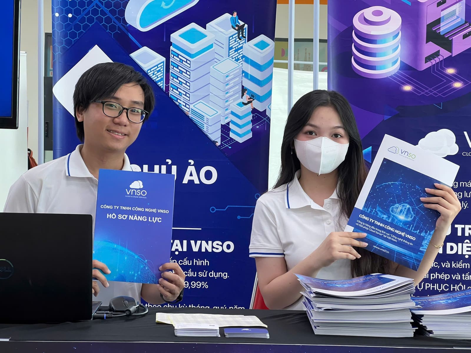 Gian hàng VNSO thu hút sự quan tâm của đông đảo sinh viên UEF