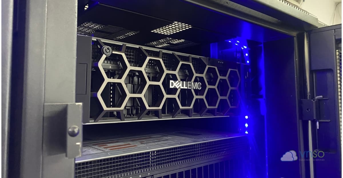máy chủ Dell PowerEdge trong tủ rack ngay tại trụ sở VNSO